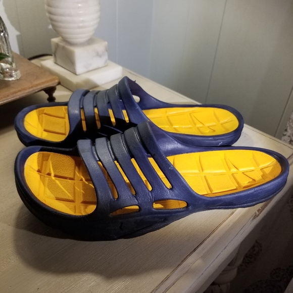 nike waterproof slides